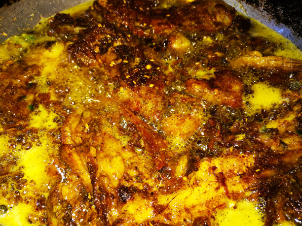 俯视图一个煮得很好的鸡肉菜，它看起来很美味，在油里炸得很辣图片下载