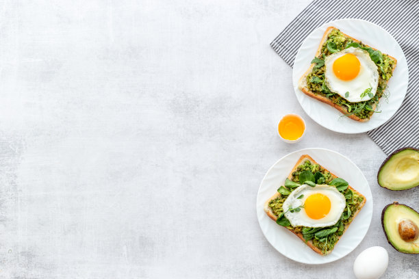 三明治，鸡蛋，牛油果，奶油和菠菜，俯视图图片下载