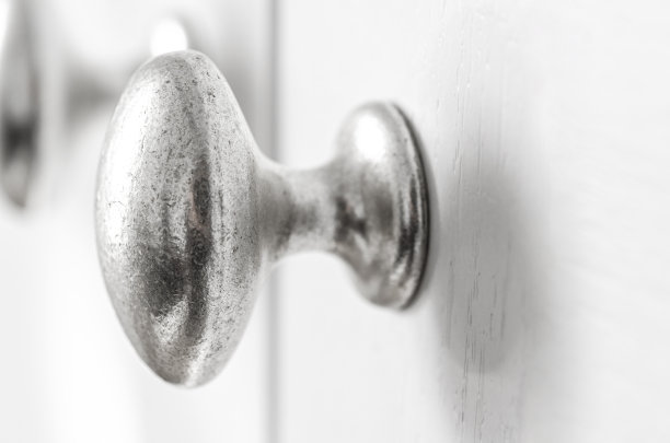 油漆厨房，衣柜门上的克罗米旋钮。图片下载