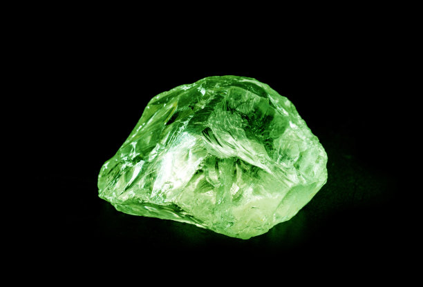 彩色的绿色石英，神秘的石头，孤立的黑色背景图片下载