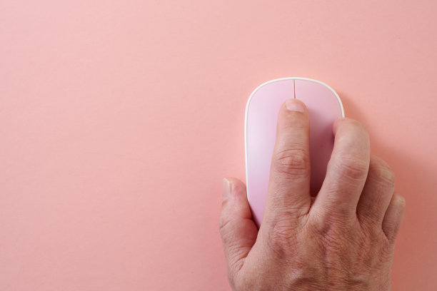 手放在电脑鼠标上图片下载