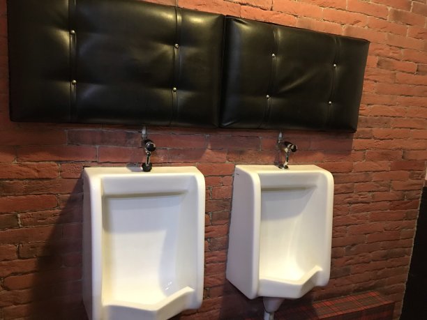 男厕所上厕所图片下载