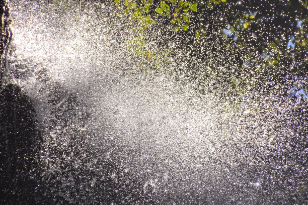 水飞溅的瀑布图片下载