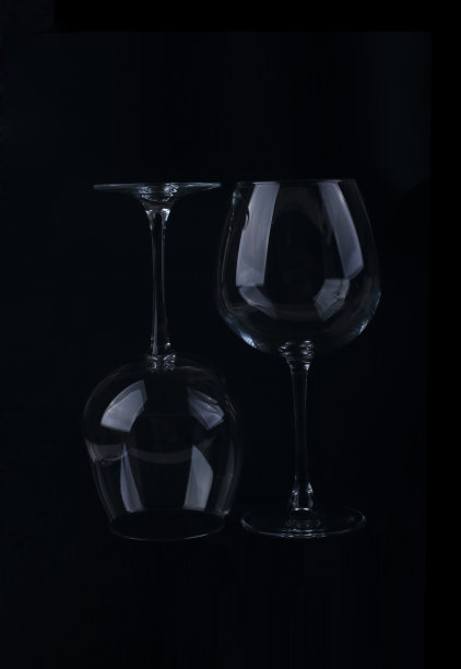 两个酒杯的剪影孤立在黑色上图片下载