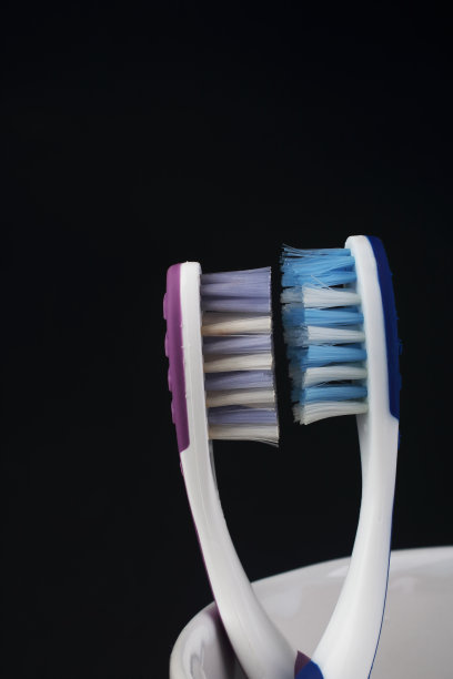 几把牙刷隔离在黑色背景上。情人节的爱情概念-照片图片下载