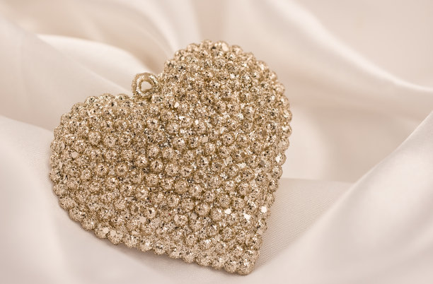 金色的心装饰在白色的背景图片下载