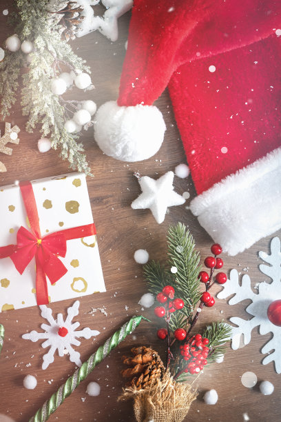 圣诞构图的圣诞节装饰在棕色木制背景图片下载