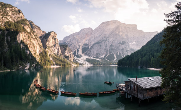 白云石山脉湖的房子图片下载