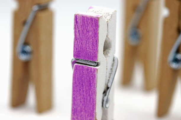 白色背景上的木晒衣夹图片下载