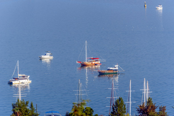照片来自土耳其，地中海地区，Muğla，费提耶港，城市中心和海湾。图片下载
