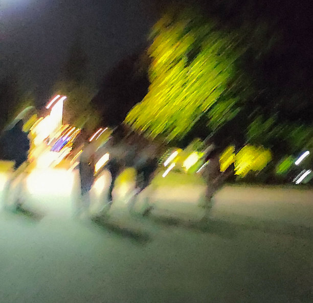 一个市立公园的夏夜。图片下载