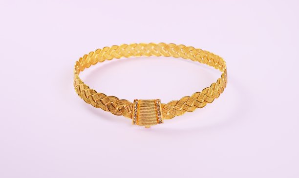 女人珍贵的金项链，戴在粉红色的项链上图片下载