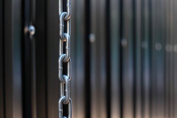 黑色背景上的铁链图片下载