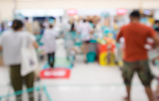 模糊的背景，顾客在泰国曼谷超市收银台排队图片下载