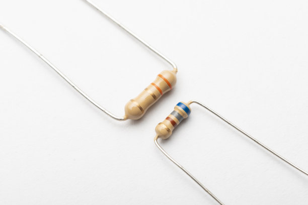 在白色背景下比较0.5w和0.25w电阻图片下载