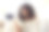 女非裔美国教师坐在家里用智能手机录制网络研讨会视频图片下载