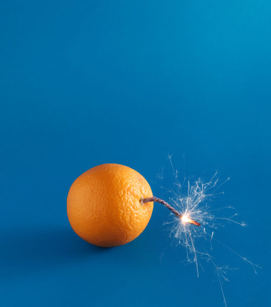 圣诞树装饰引信炸弹。庆祝的时候了。新年的概念。图片下载