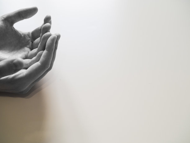 在空白的地方祈祷。宗教的概念。黑白摄影图片下载