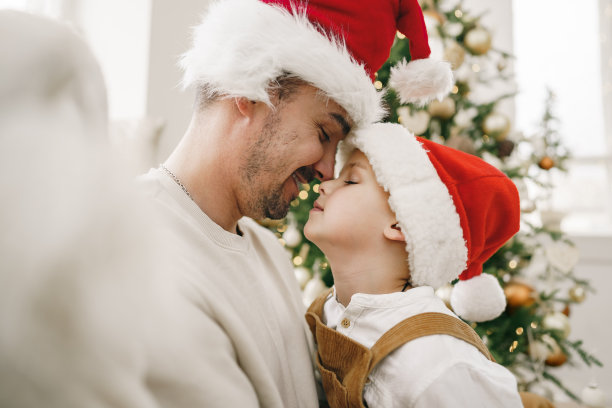 年轻的父亲和儿子一起庆祝圣诞节图片下载