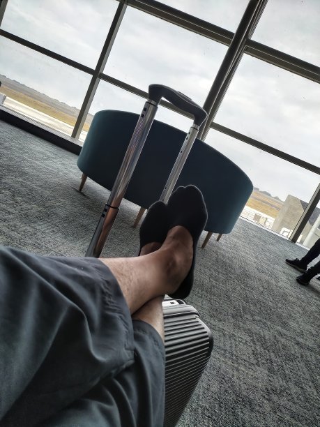 一个男人的腿穿着半小腿裤和黑色短袜图片下载