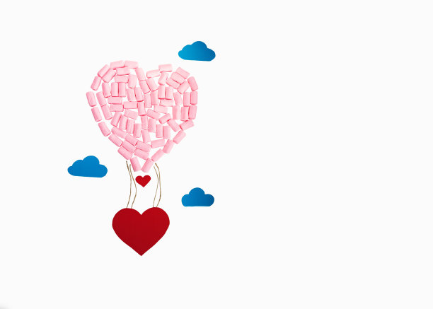 气球从棉花糖和红色的心孤立在白色的背景。本空间图片下载