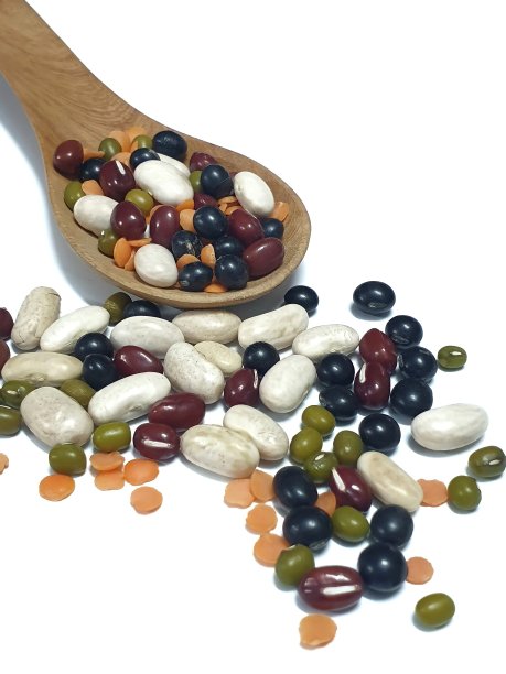 有机5色豆:木勺上的黑豆、红豆、绿豆、白豆和红豆图片下载