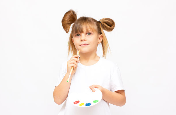 小艺术家。可爱的女孩用水彩画和调色板，隔离在白色背景的横幅复制空间图片下载