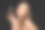 年轻美丽的女人的肖像，波浪的头发和红唇，手拿香水在黑色的背景快乐地看着相机图片下载