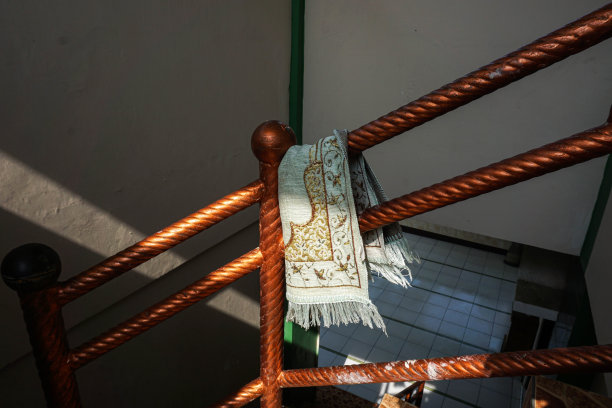楼梯上悬挂的祈祷垫图片下载
