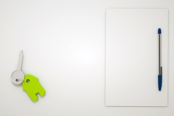 房子钥匙躺在一张白色桌子上的3D插图。房子的钥匙，公寓的绿色钥匙链形式的房子。纸，旁边有支笔。3 d图形图片下载