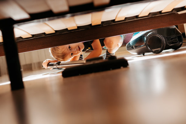 小孩在家用吸尘器图片下载