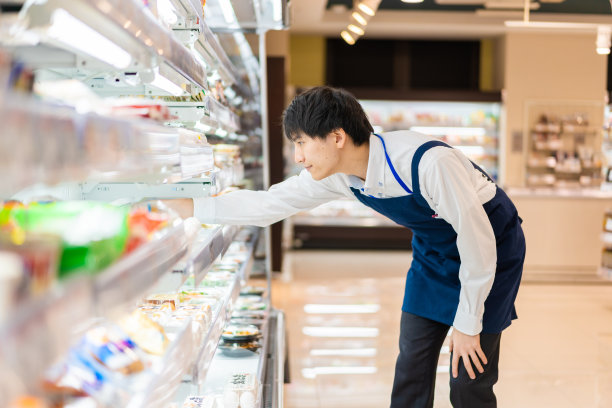 在超级市场工作的年轻职员图片下载