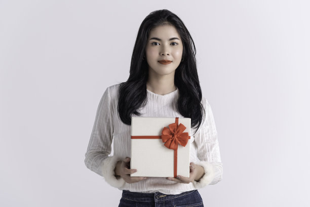 年轻的东南亚女人拿着礼物图片下载