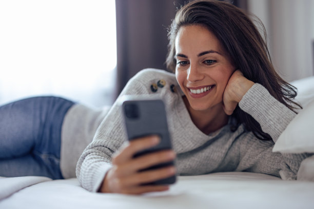 微笑的成年女性，传递可爱的信息。图片下载