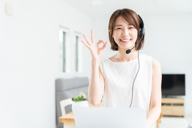 一个年轻的亚洲女人用笔记本电脑学习，函授课程图片下载