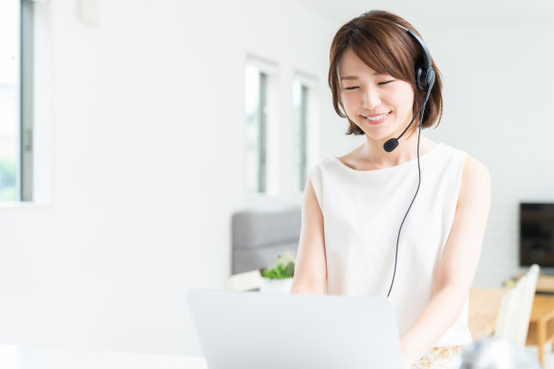 一个年轻的亚洲女人用笔记本电脑学习，函授课程图片下载