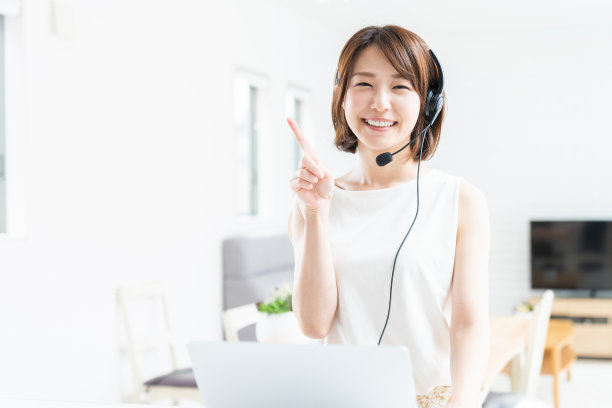 一个年轻的亚洲女人用笔记本电脑学习，函授课程图片下载