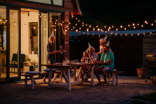 在美丽的夏夜，一家人在后院庆祝生日图片下载