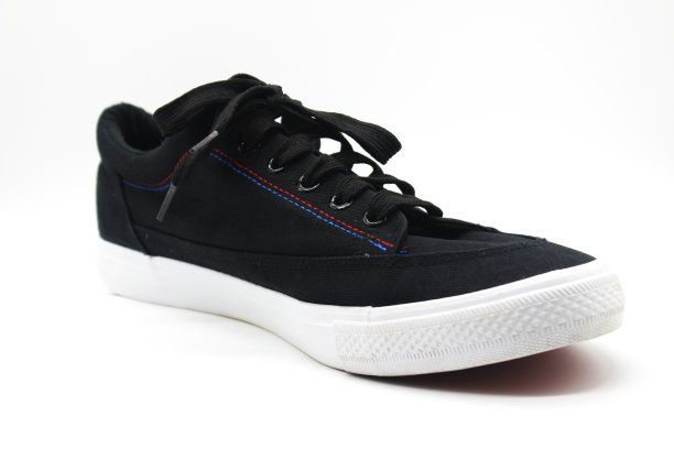 黑色鞋的男人在白色背景与选择性焦点图片下载