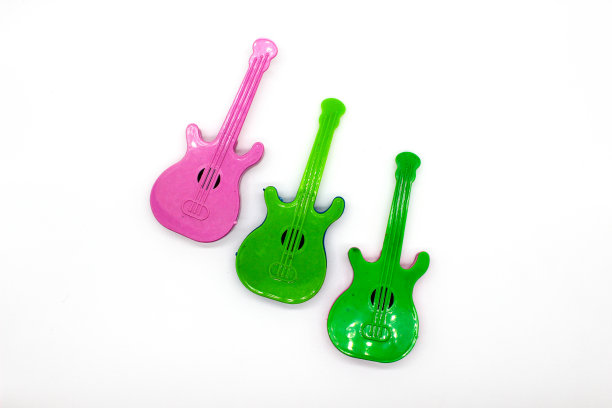 玩具吉他在白色背景与选择性焦点图片下载