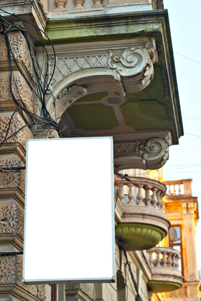 建筑物上的长方形标志。复制空间和文本空间。设计的模型。空白模板广告。图片下载
