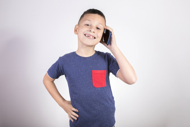 小男孩拿着手机图片下载