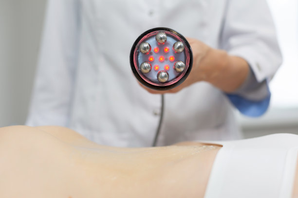 美容师手中的射频提升工具。由于对肌肉组织的深层加热，达到了快速稳定的提升效果，开始了生产自己的胶原蛋白的过程图片下载