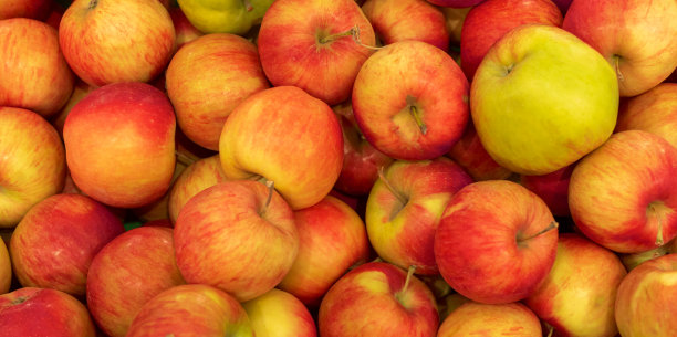 有很多红苹果，纹理背景。一堆新鲜成熟的苹果图案，高质量的照片图片下载