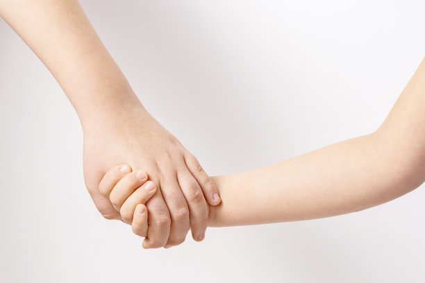 孩子们手牵手，年长的和年幼的友谊和支持的概念图片下载