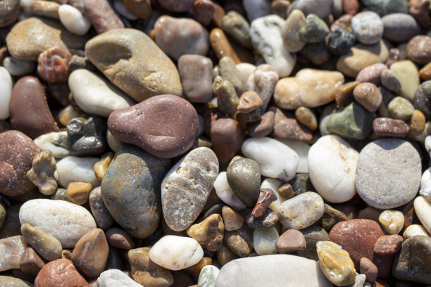 天然石头卵石，在沙滩上，纹理照片。图片下载