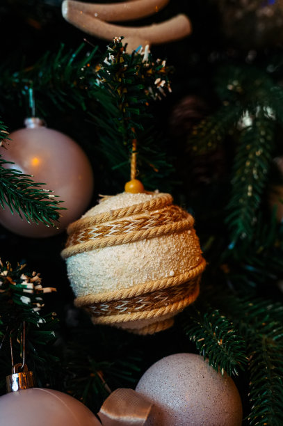 圣诞树上的手工球图片下载