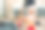 小女孩穿着围裙，戴着帽子，用擀面杖在桌子上揉面团图片下载