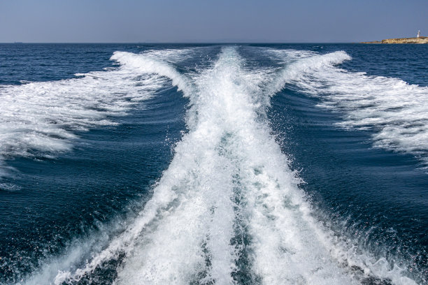 海浪从一艘快艇上飘来图片下载