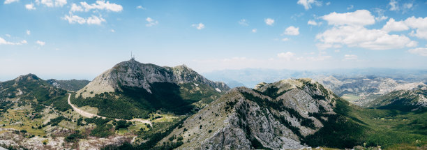 以天空为背景的Lovcen山顶的蜂窝基站图片下载
